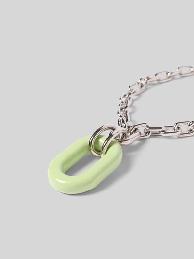 Produktfoto, Armband in Ketten-Optik von Rabanne aus silberfarbenem Metall mit grünem Charm, Logo-Prägung und Knebelverschluss auf grauem Untergrund.
