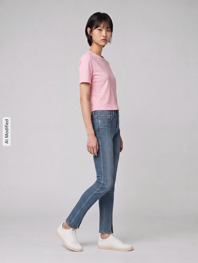 Frauenmodel trägt Skinny Fit Jeans aus Baumwoll-Mix Modell '311 seamed' von Levi's® 300, hellblau, schmale Passform, Ganzkörperansicht von vorne, Damen Skinny Fit Jeans von Levi's® 300, KI-modifiziertes Bild