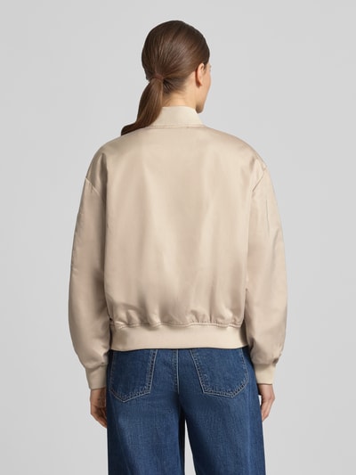 Frauenmodel trägt Regular Fit Bomberjacke mit College-Kragen von s.Oliver RED LABEL, Optik: Unifarben, Materialverarbeitung: Satin, Ganzkörperansicht Rückansicht.