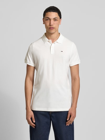 Männermodel trägt Regular Fit Poloshirt Modell 'TJM SLIM PLACKET POLO EXT' von Tommy Jeans in Optik: Unifarben, reine Baumwolle, Logo-Stitching, Polokragen, 2-Knopf-Verschluss, Ganzkörperansicht von vorne.