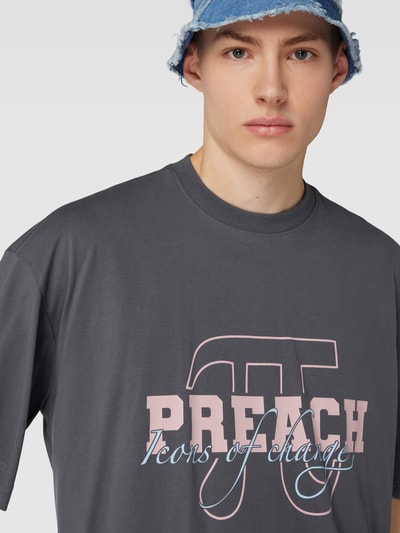 Preach Oversized T-Shirt mit Label-Print Modell 'Varsity' Anthrazit 3