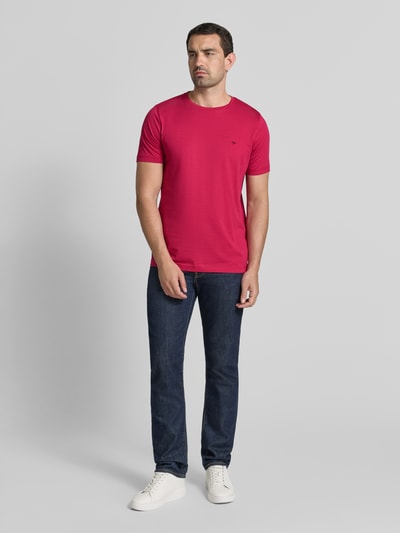 Männermodel trägt T-Shirt mit Rundhalsausschnitt und Label-Stitching von Fynch-Hatton in Rot, Reine Baumwolle, Regular-Fit, Ganzkörperansicht von vorne, Rückenlänge bei Größe M 72 cm.