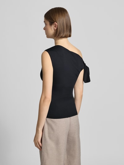 Frauenmodel trägt Damen T-Shirt im One-Shoulder-Look von Gina Tricot aus Material-Mix mit Stretch-Anteil, Slim-Fit, Knotendetail, Rückenlänge 51 cm, Ganzkörperansicht Rückansicht.