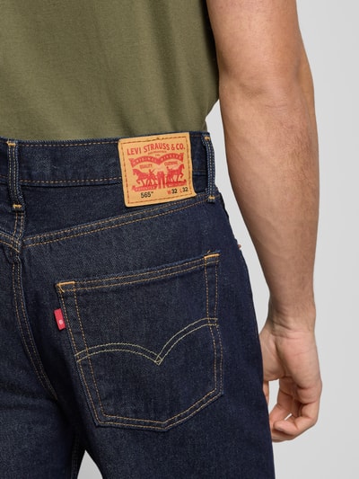 Männermodel trägt Jeans mit 5-Pocket-Design von Levi's®, reine Baumwolle, Slim-Fit, dunkles Blau, Detailaufnahme Rückansicht.