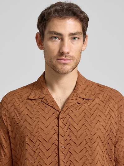 Männermodel trägt Relaxed Fit Freizeithemd mit Lochmuster Modell 'Honolulu' von Antony Morato aus reiner Baumwolle, Nahaufnahme Oberkörper.