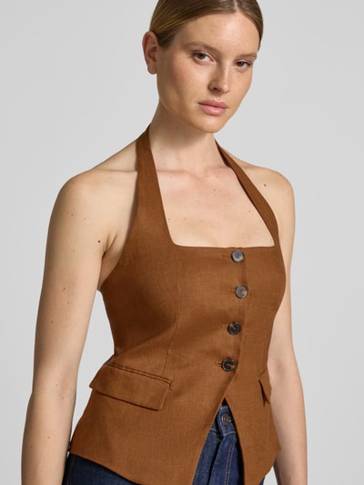 Frauenmodel trägt Weste aus Leinen mit Neckholder Modell 'BORELI' von Mango in Braun, taillierter Schnitt, Karree-Ausschnitt, Nahaufnahme Oberkörper.