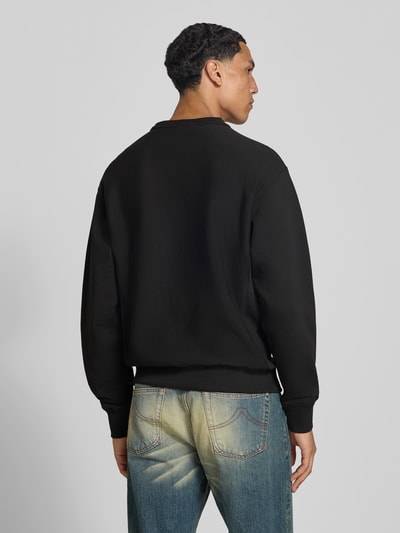 Männermodel trägt zwart Kenzo sweatshirt uit puur katoen met recht pasvorm en opstaande kraag, ruglengte maat M 66 cm, Ganzkörperansicht Rückansicht.