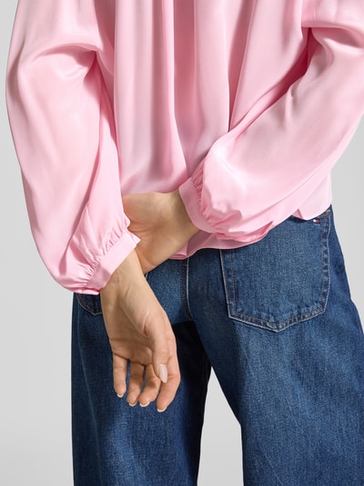 Vrouwenmodel draagt Regular Fit Bluse mit V-Ausschnitt van HERZENS, tuniekkraag, vloeiende stof, detailopname heup en arm.