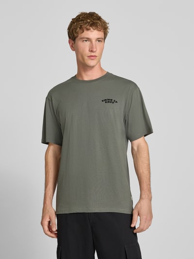 Männermodel trägt olivgrünes Oversized T-Shirt aus reiner Baumwolle Modell 'PEANUTS' von ONLY, Heren t-shirt, Ganzkörperansicht von vorne