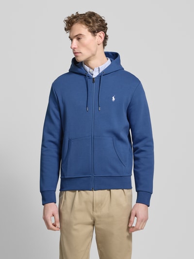 Männermodel trägt Sweatjacke mit Kapuze von Polo Ralph Lauren aus Baumwoll-Elasthan-Mix, Regular-Fit, Reißverschluss, Eingrifftaschen, Label-Stitching, gerippte Abschlüsse, blaue Farbe, glatte Textur, Ganzkörperansicht von vorne.