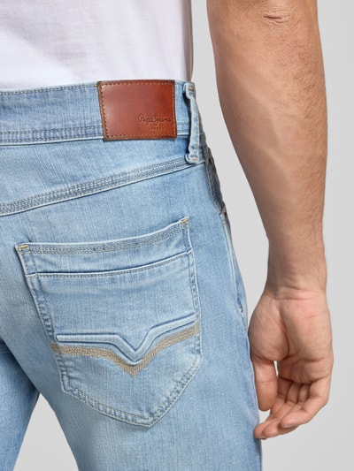 Männermodel trägt Slim Taper Jeans aus Baumwoll-Mix Modell 'SPIKE' von Pepe Jeans, Optik: Unifarben, Detailaufnahme Rückansicht