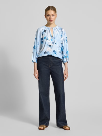 Frauenmodel trägt Regular Fit Bluse im Allover-Look mit Schlüsselloch-Ausschnitt von monari, helle Blautöne, Baumwoll-Viskose-Mix, Ganzkörperansicht von vorne.