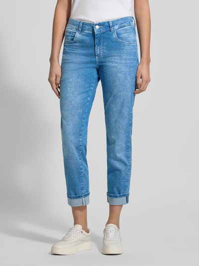 Kobiece modelka nosi Jeansy Straight Fit w 5 kieszeni, model 'Darlene' od Angels, mieszanka bawełny, skrócony krój, widok z przodu, całe ciało.