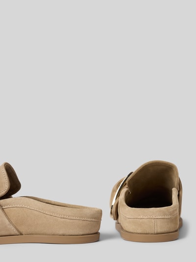 Produktfoto, Mules aus echtem Leder mit Logo-Detail von INUIKII in Beige, abgerundete Passform, Zierschnalle, offene Ferse, glatte Sohle, Absatzhöhe 1 cm, Größe 40, Damen.