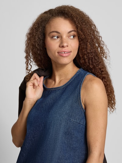 Frauenmodel trägt Kurzes Jeanskleid mit Rundhalsausschnitt von REVIEW aus Reine Baumwolle, Gerader-Schnitt, Minikleid, Nahaufnahme Oberkörper.