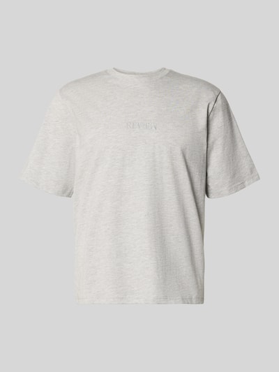 Produktfoto, T-Shirt mit Rundhalsausschnitt und Logo-Stitching von REVIEW, Herren T-Shirt aus Reine Baumwolle, Regular-Fit, Rückenlänge 59 cm in Größe M, hellgrau, glatte Textur