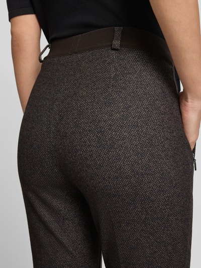 Frauenmodel trägt Slim Fit Hose aus Material-Mix mit Viskose-Anteil von Raphaela By Brax, braune Mustertextur, Nahaufnahme Rückansicht, Damen Schmale Hose.