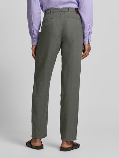 Männermodel trägt Straight Fit Leinenhose aus reinen Leinen Modell 'Lynx' von Mmx, Gesäßtaschen, Knopf- und Reißverschluss, Rückansicht.