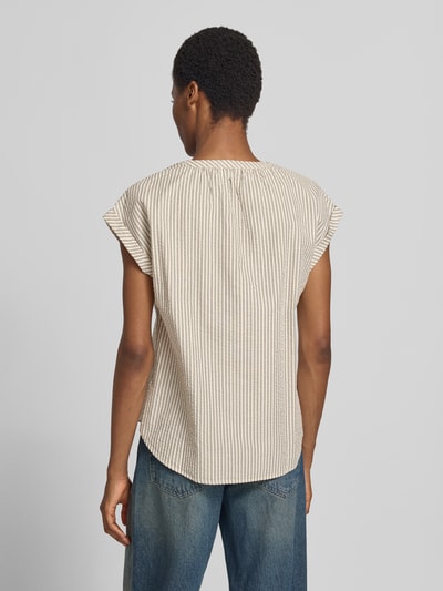 Frauenmodel trägt Regular Fit Kurzarmbluse aus reiner Baumwolle von s.Oliver RED LABEL in Beige mit feinen Streifen, Ganzkörperansicht Rückansicht.