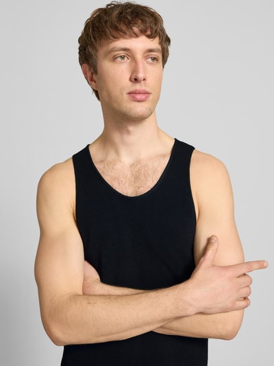 Männermodel trägt Regular Fit Tank Top aus Viskose-Mix Modell 'CHRIS' von Only & Sons in Schwarz, Feinstrick, Nahaufnahme Oberkörper.