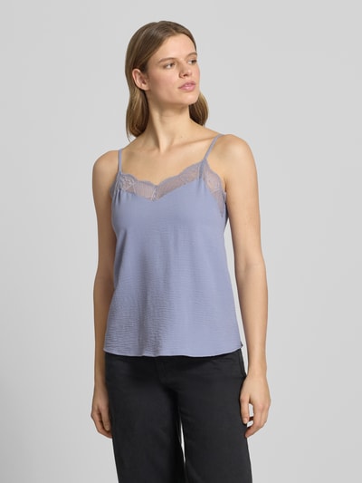 Frauenmodel trägt Relaxed Fit Blusentop mit Spitzenbesatz Modell 'TIFFANY' von Pieces, unifarben, Crêpe, V-Ausschnitt, Ganzkörperansicht von vorne.