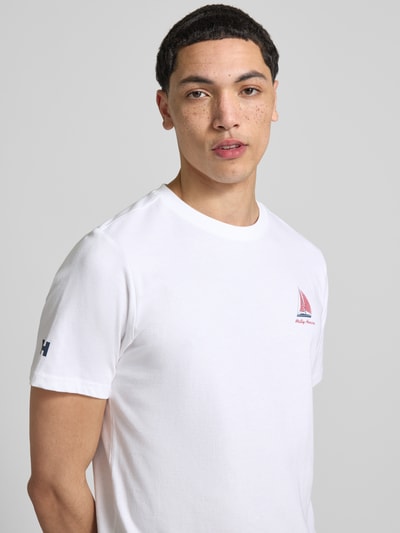 Männermodel trägt Helly Hansen Herren T-Shirt mit Logo-Motiv-Print Modell 'SHORELINE' aus Reine Baumwolle, Nahaufnahme Oberkörper