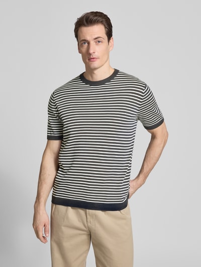 Männermodel trägt Strickshirt mit Rundhalsausschnitt von Christian Berg Men, Reine Baumwolle, Regular-Fit, Streifenmuster, Nahaufnahme Oberkörper.