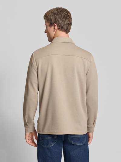 Männermodel trägt Regular Fit Hemdjacke mit leichtem Strukturmuster Modell 'NEWKODYL' von Only & Sons, einfarbig, Rückansicht, Ganzkörperansicht.