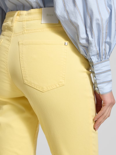 Vrouwenmodel draagt Bootcut jeans im 5-pocket-design model 'Mary' van Brax, mix van katoen en lyocell met stretch, labeldetail, pastelgeel, detailopname achterkant