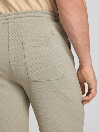 Männermodel trägt Regular Fit Bermudas aus strukturiertem Material Modell 'TREY LIFE' von Only & Sons, unifarben, Nahaufnahme Rückansicht.