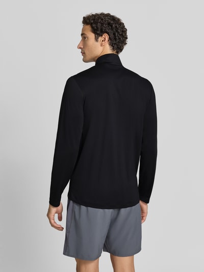 Männermodel trägt Funktionsshirt mit Logo und Reißverschluss von ASICS in Schwarz, Longsleeve, Material-Mix, Rückansicht, Ganzkörperansicht.
