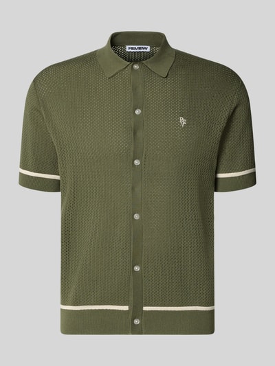 Produktfoto, Slim Fit Strick-Poloshirt mit Label-Stitching von REVIEW, Olivgrün mit Kontraststreifen, Viskose-Mix, Knopfleiste, Herren, Rückenlänge bei Größe M 65 cm