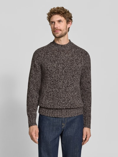 Männermodel trägt Slim Fit Strickpullover aus reinem Kaschmir von FTC Cashmere, meliert in Braun, Stehkragen, gerippte Abschlüsse, Ganzkörperansicht von vorne.