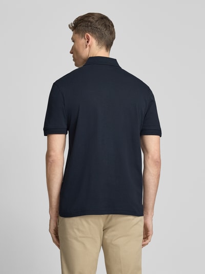 Männermodel trägt Regular Fit Poloshirt aus reiner Baumwolle Modell 'INTERLOCK' von BOSS Orange, Optik: Unifarben, Ganzkörperansicht Rückansicht.