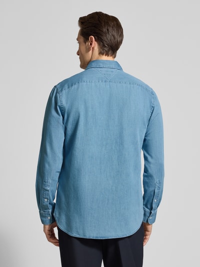 Männermodel trägt Regular Fit Jeanshemd aus reiner Baumwolle von Tommy Hilfiger in Denim-Optik, Ganzkörperansicht Rückansicht.
