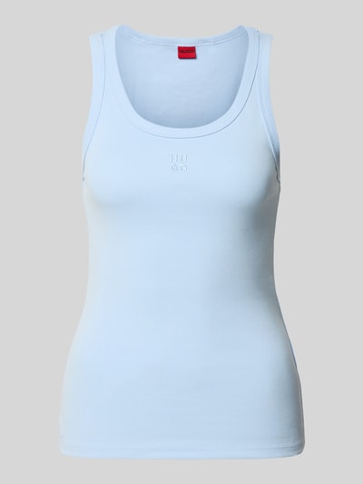 Produktfoto, Slim Fit Tank Top aus Baumwoll-Mix Modell 'DATAMIA' von HUGO w kolorze jasnoniebieskim, prążkowana faktura, szerokie ramiączka, dekolt w kształcie U, krój slim fit, subtelne przeszycie z logo