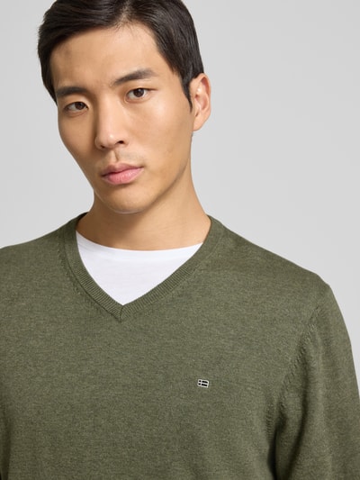 Christian Berg Men Gebreide pullover met V-hals Olijfgroen gemêleerd - 3