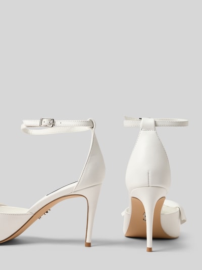 Produktfoto, Pumps mit Zierschleife Modell 'Lorina' von Steve Madden, biały skórzany mix, spiczasty krój, gładka podeszwa, obcas 9 cm, wysokość cholewki 10 cm, ozdobna kokarda, pasek z klamrą, widok z tyłu i z boku, kontekst: damskie pumps.