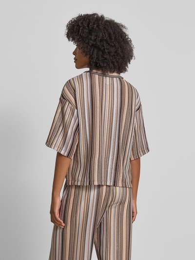 Frauenmodel trägt Boxy Fit Bluse mit V-Ausschnitt von Smith and Soul, Material-Mix mit Stretch-Anteil, Allover-Look, Hemdblusenkragen, Knopfleiste, Rückenlänge 49 cm, Ärmellänge 28 cm, gestreifte Muster in Braun, Beige und Weiß, strukturierte Oberfläche, Ganzkörperansicht Rückansicht.