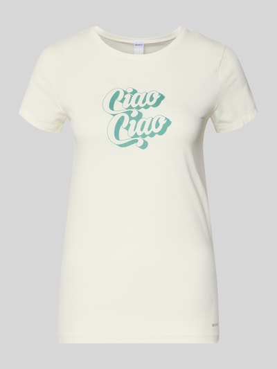 Frauenmodel trägt Slim Fit Pyjama-Oberteil mit Statement-Print von Skiny, weiße Farbgebung, Rundhalsausschnitt, Baumwoll-Mix, Kurzärmelig, Ganzkörperansicht von vorne.