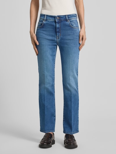 Kobiece model prezentuje Bootcut-Jeans aus Baumwoll-Mix Modell 'RAPALLO' od Weekend Max Mara, efekt: jednolity kolor, krój wąski, średni stan, wyhaftowane logo, szlufki na pasek, zapięcie na guzik i ukryty zamek błyskawiczny, 5 kieszeni, wykończenie materiału: mieszanka bawełny, denim; widok na całe ciało z przodu.