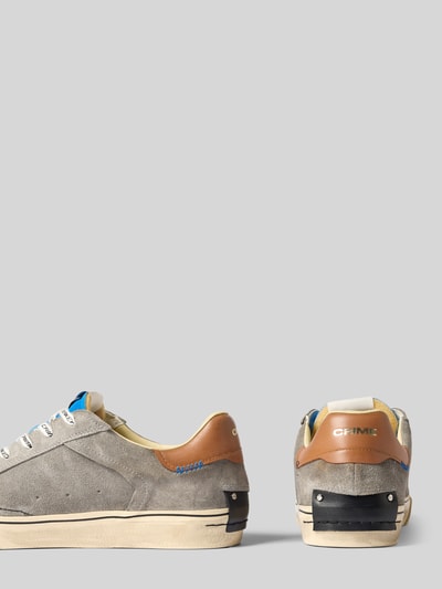 Produktfoto, Sneaker mit Label-Details von Crime London in Grau mit Kontrastbesatz, strukturierter Sohle und Schnürverschluss, runde Form, sichtbare Label-Details, Absatzhöhe 3 cm, Schafthöhe 8 cm, Schaftweite 10 cm