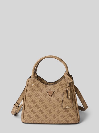 Produktfoto, Handtasche mit Logo-Muster Modell 'ECO MERIDIAN II' von Guess, Hauptfach mit Reißverschluss, Label-Applikation, Tragehenkel, Schulterriemen, Maße ca. 27 cm Breite, 21 cm Länge, 12 cm Tiefe, Riemenlänge 120 cm. Beige-braune Farbtöne, strukturierte Oberfläche mit Muster.