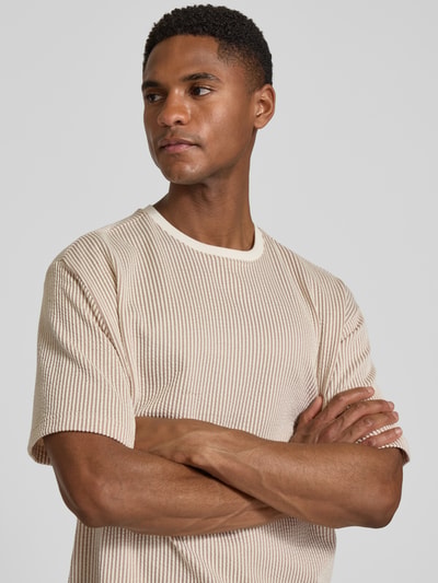 Männermodel trägt T-Shirt mit Strukturmuster und Rundhalsausschnitt von MCNEAL, beige, Baumwoll-Mix, Regular Fit, Nahaufnahme Oberkörper.