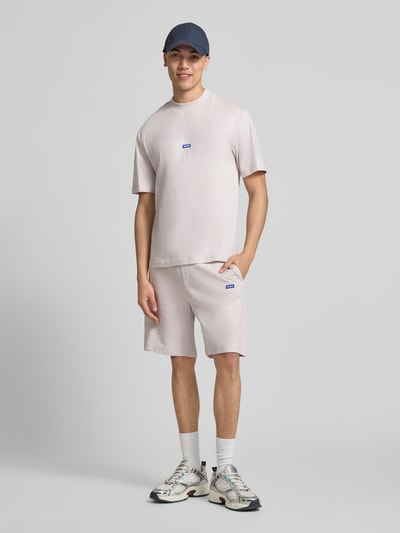 Männermodel trägt Regular Fit T-Shirt aus reiner Baumwolle Modell 'Niereos' von HUGO, Optik: Unifarben, Ganzkörperansicht von vorne.