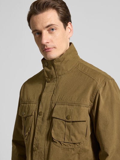 Männermodel trägt Regular Fit Jacke aus Baumwoll-Mix Modell 'SANDERLING' von Barbour in Oliv, Nahaufnahme Oberkörper.