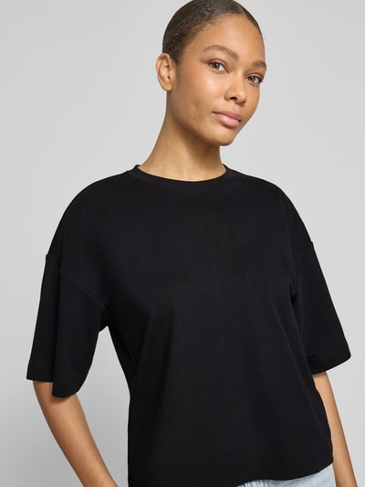 Frauenmodel trägt Oversized T-Shirt aus reiner Baumwolle von s.Oliver RED LABEL, unifarben, Rundhals, Jersey, Nahaufnahme Oberkörper.