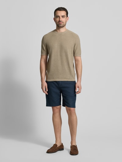 Männermodel trägt Regular Fit T-Shirt aus Baumwoll-Leinen-Mix von Marc O'Polo in Strickoptik, kurzarm, beige, Ganzkörperansicht von vorne.