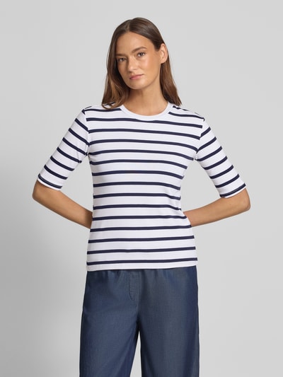 Frauenmodel trägt Basic T-Shirt Ringel O-Neck von Christian Berg Woman, weiß-blau gestreift, körpernah, Halbarm, Nahaufnahme Oberkörper.