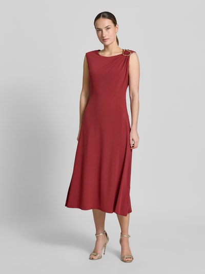 Frauenmodel trägt Midikleid mit Schulter-Applikation von Christian Berg Woman Selection in Dunkelrot, taillierter Schnitt, Ganzkörperansicht von vorne.